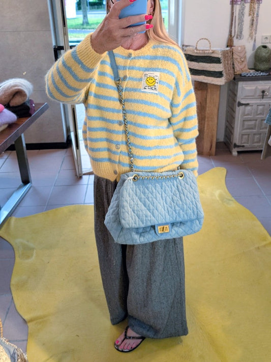 Die gestreifte Cardigan-Strickjacke in fröhlichen Gelb- und Hellblau-Tönen bringt mit ihrem Smiley-Aufnäher und  Perlmuttknöpfen gute Laune in jeden Look!