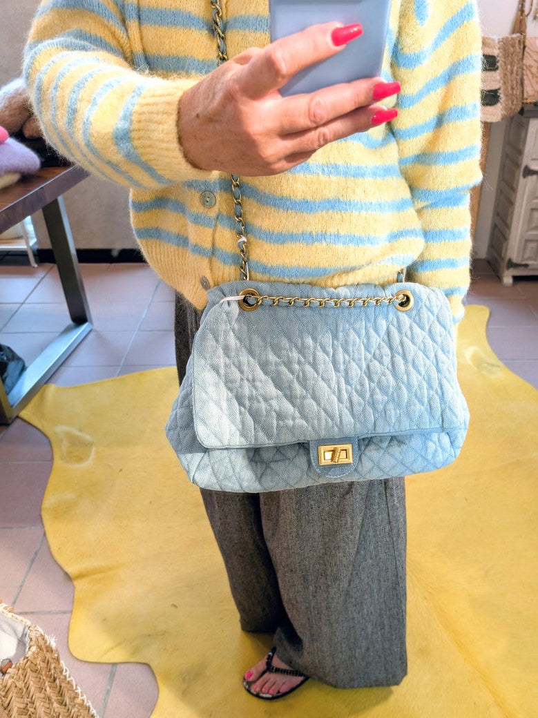 Die gestreifte Cardigan-Strickjacke in fröhlichen Gelb- und Hellblau-Tönen bringt mit ihrem Smiley-Aufnäher und  Perlmuttknöpfen gute Laune in jeden Look!