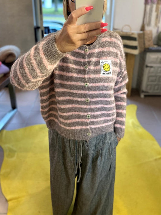 Die gestreifte Cardigan-Strickjacke in zartem Dark Taupe und Rosa bringt mit ihrem gelben Smiley-Aufnäher und  Perlmuttknöpfen gute Laune in jeden Look!