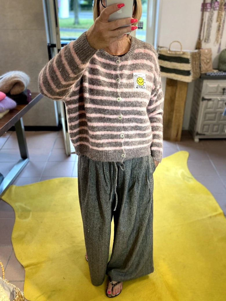Die gestreifte Cardigan-Strickjacke in zartem Dark Taupe und Rosa bringt mit ihrem gelben Smiley-Aufnäher und  Perlmuttknöpfen gute Laune in jeden Look!