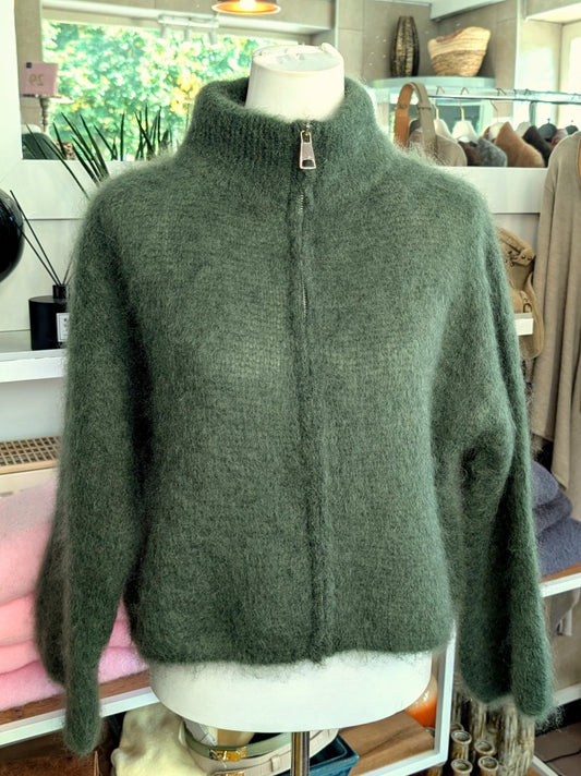 Elegante Strickjacke aus luxuriösem 80% Soft Kid Mohair für unvergleichliche Weichheit und Wärmeisolation in trendigem Grünton mit Zipper Reißverschluss.