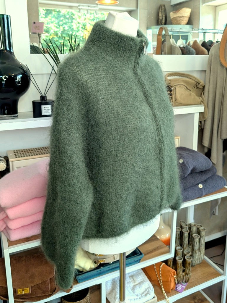 Elegante Strickjacke aus luxuriösem 80% Soft Kid Mohair für unvergleichliche Weichheit und Wärmeisolation in trendigem Grünton mit Zipper Reißverschluss.