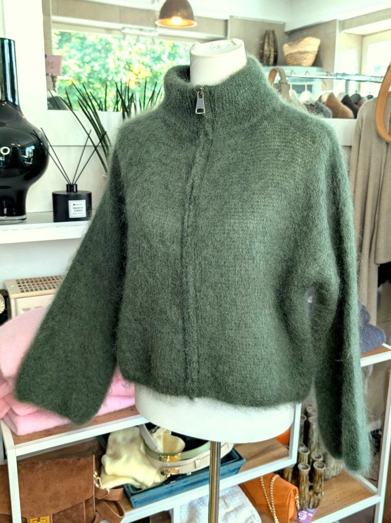 Elegante Strickjacke aus luxuriösem 80% Soft Kid Mohair für unvergleichliche Weichheit und Wärmeisolation in trendigem Grünton mit Zipper Reißverschluss.
