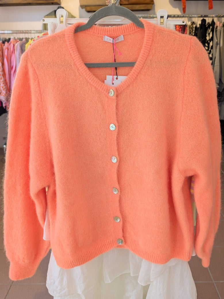 Leichte stilvolle Cardigan Strickjacke aus 52% Mohair in leuchtendem Apricots mit eleganten Perlmuttknöpfen - perfekt für alle Gelegenheiten von lässig bis elegant