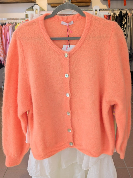 Leichte stilvolle Cardigan Strickjacke aus 52% Mohair in leuchtendem Apricots mit eleganten Perlmuttknöpfen - perfekt für alle Gelegenheiten von lässig bis elegant