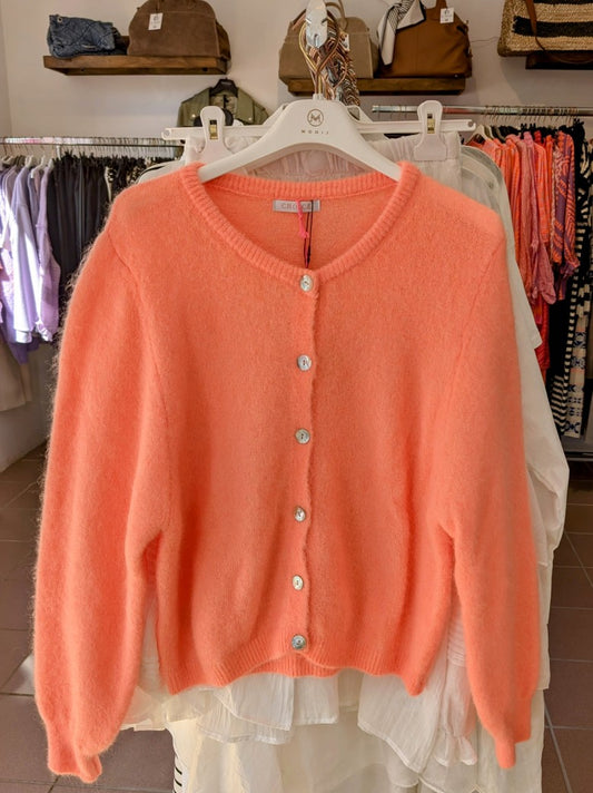 Leichte stilvolle Cardigan Strickjacke aus 52% Mohair in leuchtendem Apricots mit eleganten Perlmuttknöpfen - perfekt für alle Gelegenheiten von lässig bis elegant