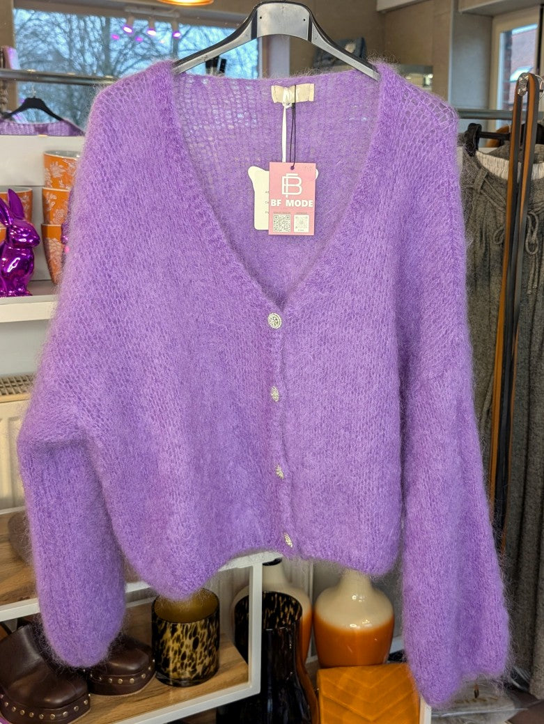 Weiche Cardigan Strickjacke aus 80% Kid Mohair in leuchtendem Flieder Lila mit funkelnden Silberknöpfen - perfekt für alle Gelegenheiten von lässig bis elegant!