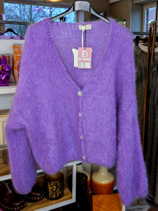Weiche Cardigan Strickjacke aus 80% Kid Mohair in leuchtendem Flieder Lila mit funkelnden Silberknöpfen - perfekt für alle Gelegenheiten von lässig bis elegant!