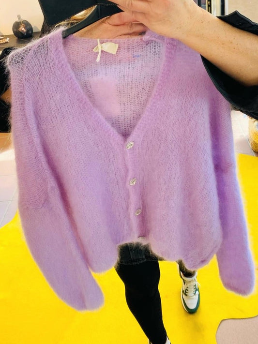 Behagliche stilvolle Cardigan Strickjacke aus 80% Mohair in Flieder mit funkelnden Silberknöpfen - perfekt für alle Gelegenheiten von lässig bis elegant.