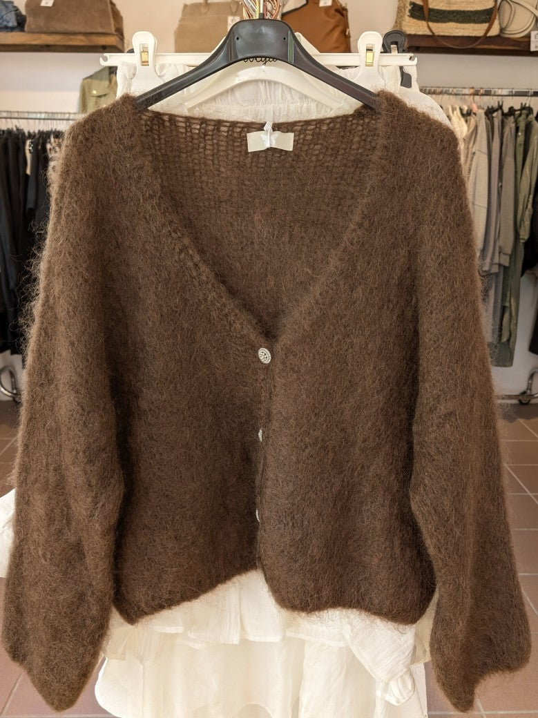Behagliche stilvolle Cardigan Strickjacke aus 80% Mohair in Kaffee Braun mit funkelnden Silberknöpfen - perfekt für alle Gelegenheiten von lässig bis elegant.