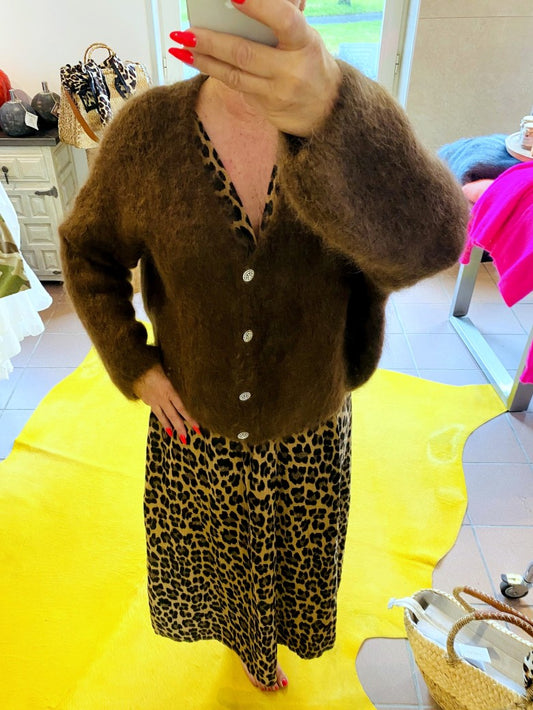 Behagliche stilvolle Cardigan Strickjacke aus 80% Mohair in Kaffee Braun mit funkelnden Silberknöpfen - perfekt für alle Gelegenheiten von lässig bis elegant.