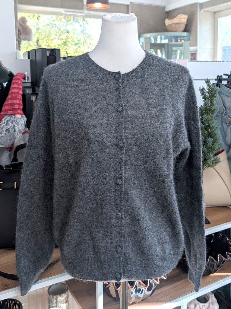 Elegante Strickjacke aus kostbarem Kaschmir mit Seidenanteil und feiner Wollmischung. Perfektes Layering-Piece aus Premium-Materialien für elegante Looks.