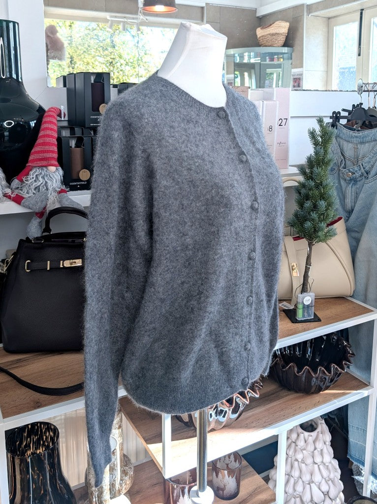 Elegante Strickjacke aus kostbarem Kaschmir mit Seidenanteil und feiner Wollmischung. Perfektes Layering-Piece aus Premium-Materialien für elegante Looks.