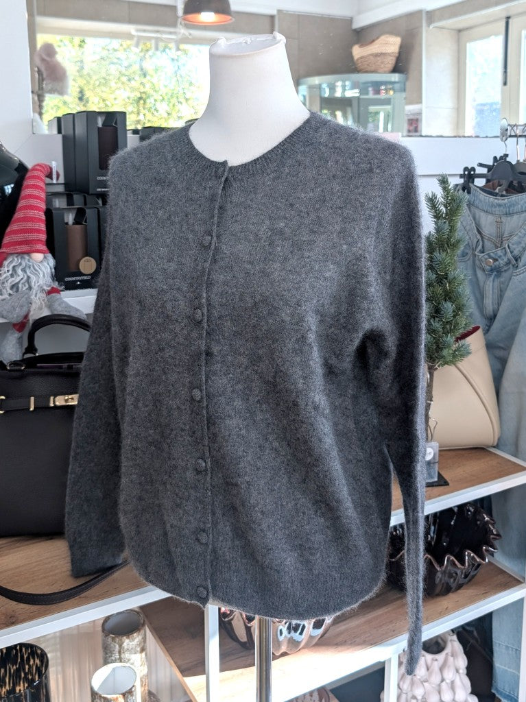 Elegante Strickjacke aus kostbarem Kaschmir mit Seidenanteil und feiner Wollmischung. Perfektes Layering-Piece aus Premium-Materialien für elegante Looks.
