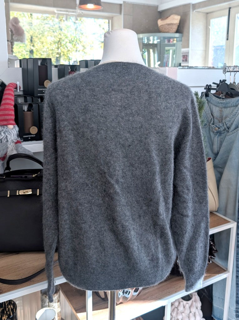 Elegante Strickjacke aus kostbarem Kaschmir mit Seidenanteil und feiner Wollmischung. Perfektes Layering-Piece aus Premium-Materialien für elegante Looks.