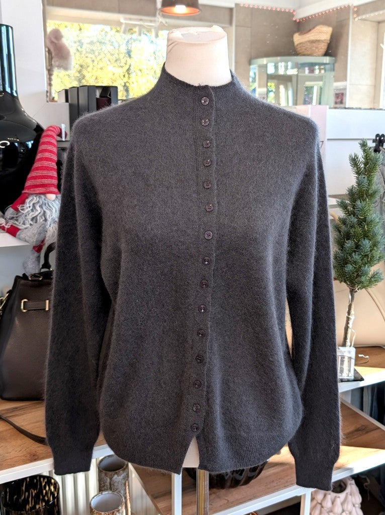 Elegante Strickjacke aus kostbarem Kaschmir mit Seidenanteil und feiner Wollmischung. Perfektes Layering-Piece aus Premium-Materialien für elegante Looks.