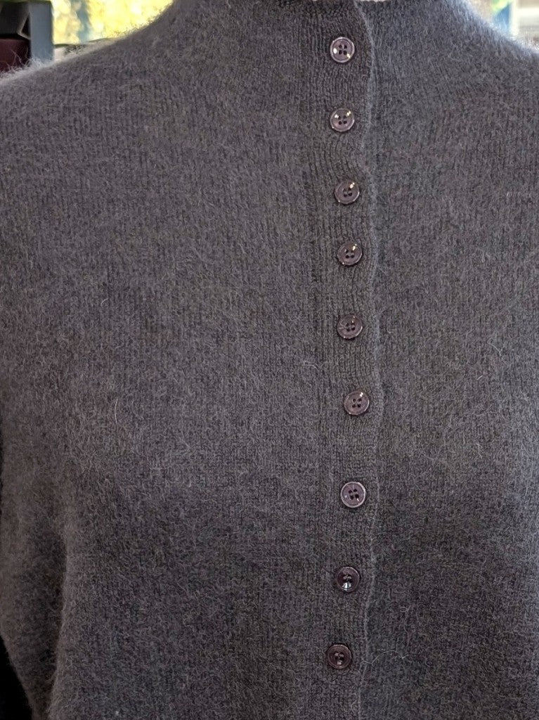 Elegante Strickjacke aus kostbarem Kaschmir mit Seidenanteil und feiner Wollmischung. Perfektes Layering-Piece aus Premium-Materialien für elegante Looks.