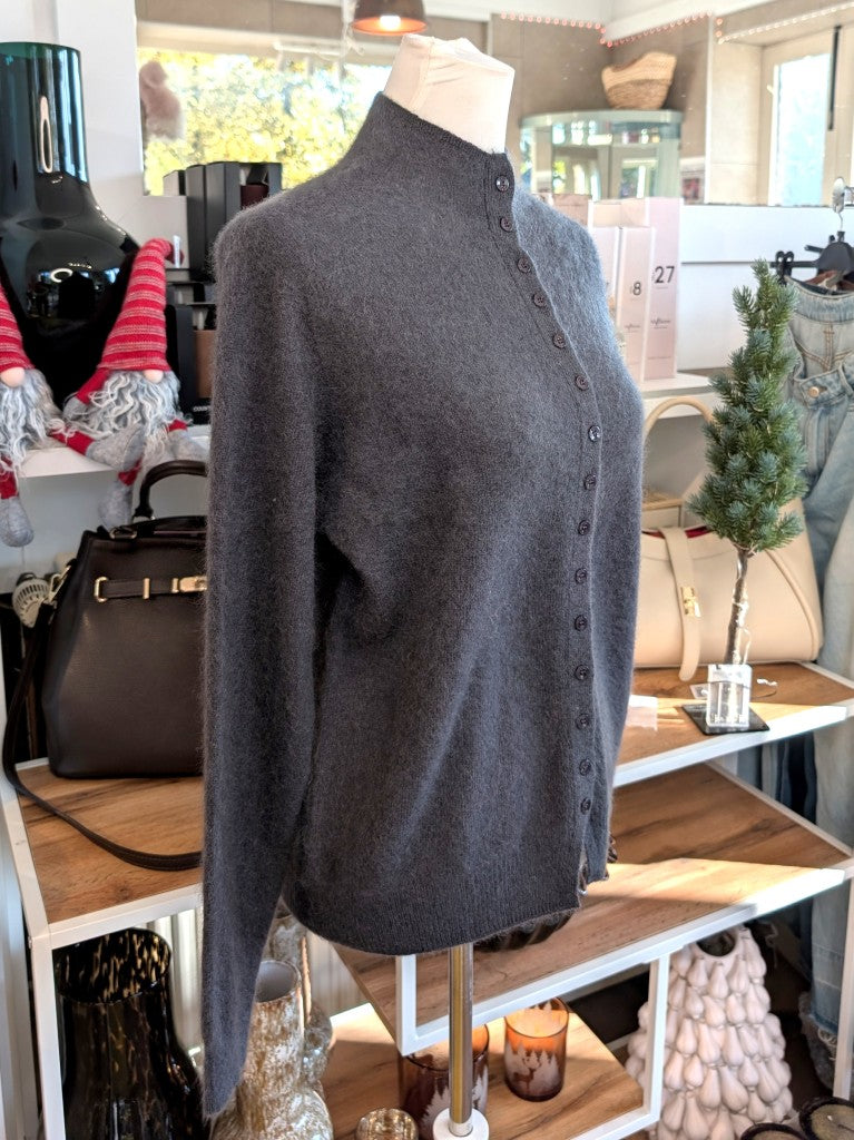 Elegante Strickjacke aus kostbarem Kaschmir mit Seidenanteil und feiner Wollmischung. Perfektes Layering-Piece aus Premium-Materialien für elegante Looks.