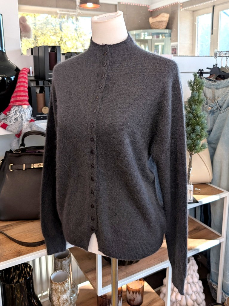 Elegante Strickjacke aus kostbarem Kaschmir mit Seidenanteil und feiner Wollmischung. Perfektes Layering-Piece aus Premium-Materialien für elegante Looks.