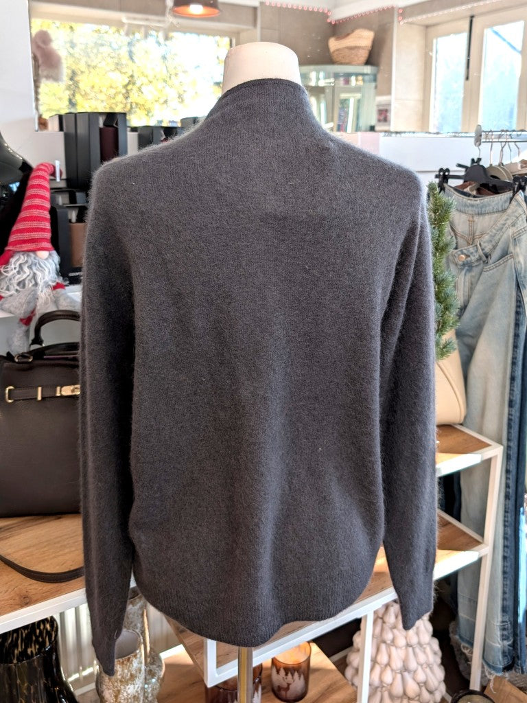 Elegante Strickjacke aus kostbarem Kaschmir mit Seidenanteil und feiner Wollmischung. Perfektes Layering-Piece aus Premium-Materialien für elegante Looks.
