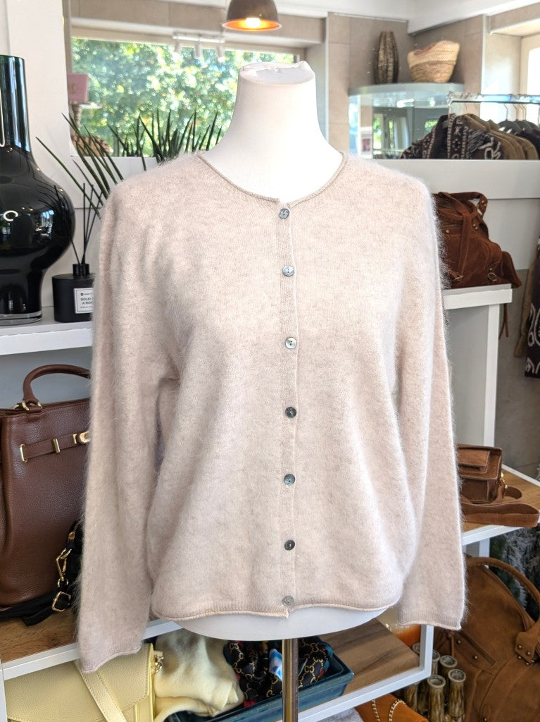 Elegante Strickjacke aus kostbarem Kaschmir mit Seidenanteil und feiner Wollmischung. Perfektes Layering-Piece aus Premium-Materialien für elegante Looks.