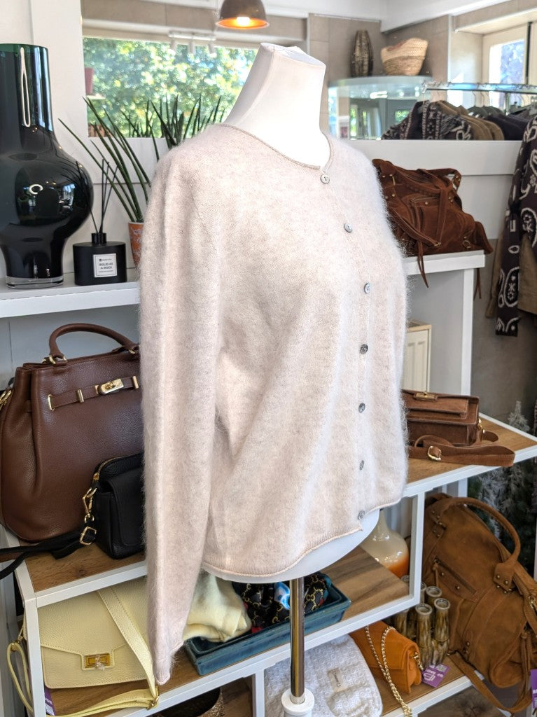 Elegante Strickjacke aus kostbarem Kaschmir mit Seidenanteil und feiner Wollmischung. Perfektes Layering-Piece aus Premium-Materialien für elegante Looks.