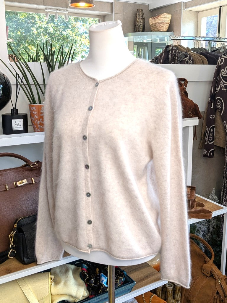 Elegante Strickjacke aus kostbarem Kaschmir mit Seidenanteil und feiner Wollmischung. Perfektes Layering-Piece aus Premium-Materialien für elegante Looks.