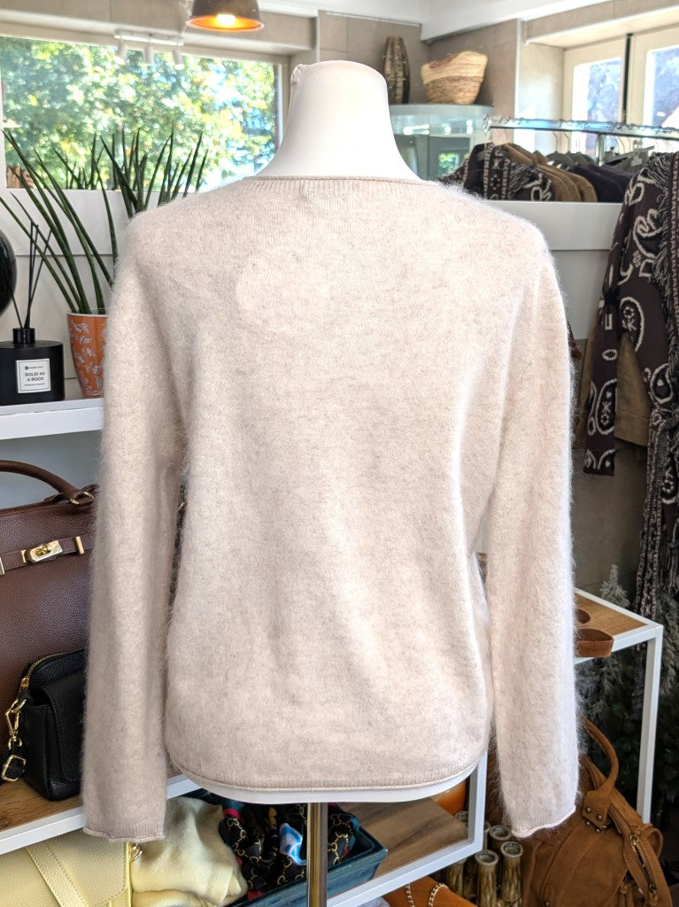 Elegante Strickjacke aus kostbarem Kaschmir mit Seidenanteil und feiner Wollmischung. Perfektes Layering-Piece aus Premium-Materialien für elegante Looks.