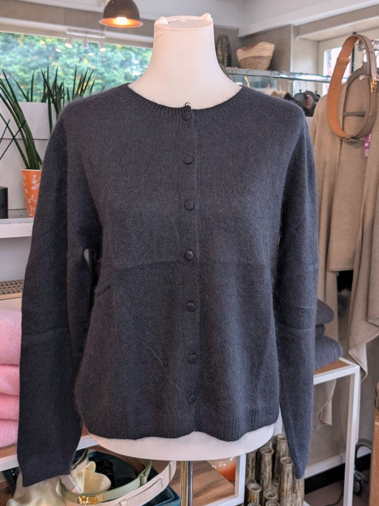 Elegante Strickjacke aus kostbarem Kaschmir Seidenanteil und feiner Wollmischung. Perfektes Layering-Piece aus Premium-Materialien für elegante Looks.