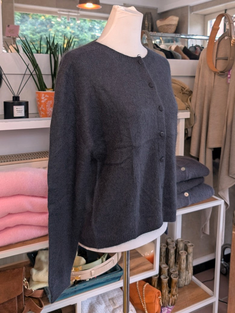 Elegante Strickjacke aus kostbarem Kaschmir Seidenanteil und feiner Wollmischung. Perfektes Layering-Piece aus Premium-Materialien für elegante Looks.
