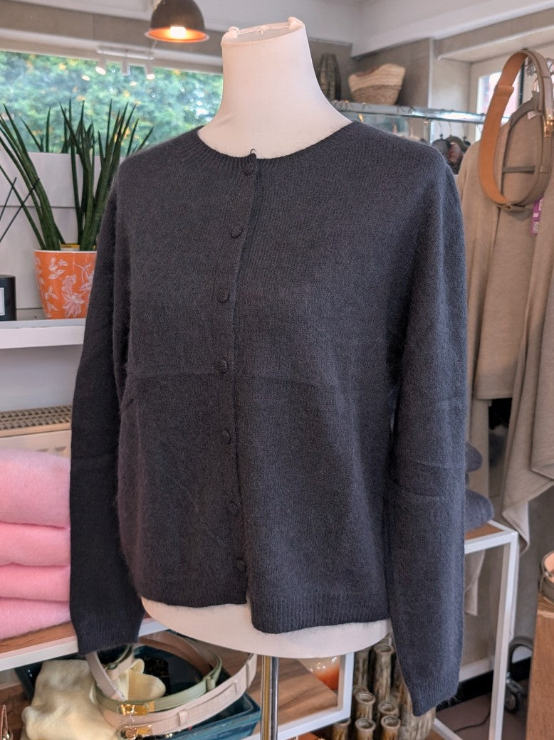 Elegante Strickjacke aus kostbarem Kaschmir Seidenanteil und feiner Wollmischung. Perfektes Layering-Piece aus Premium-Materialien für elegante Looks.