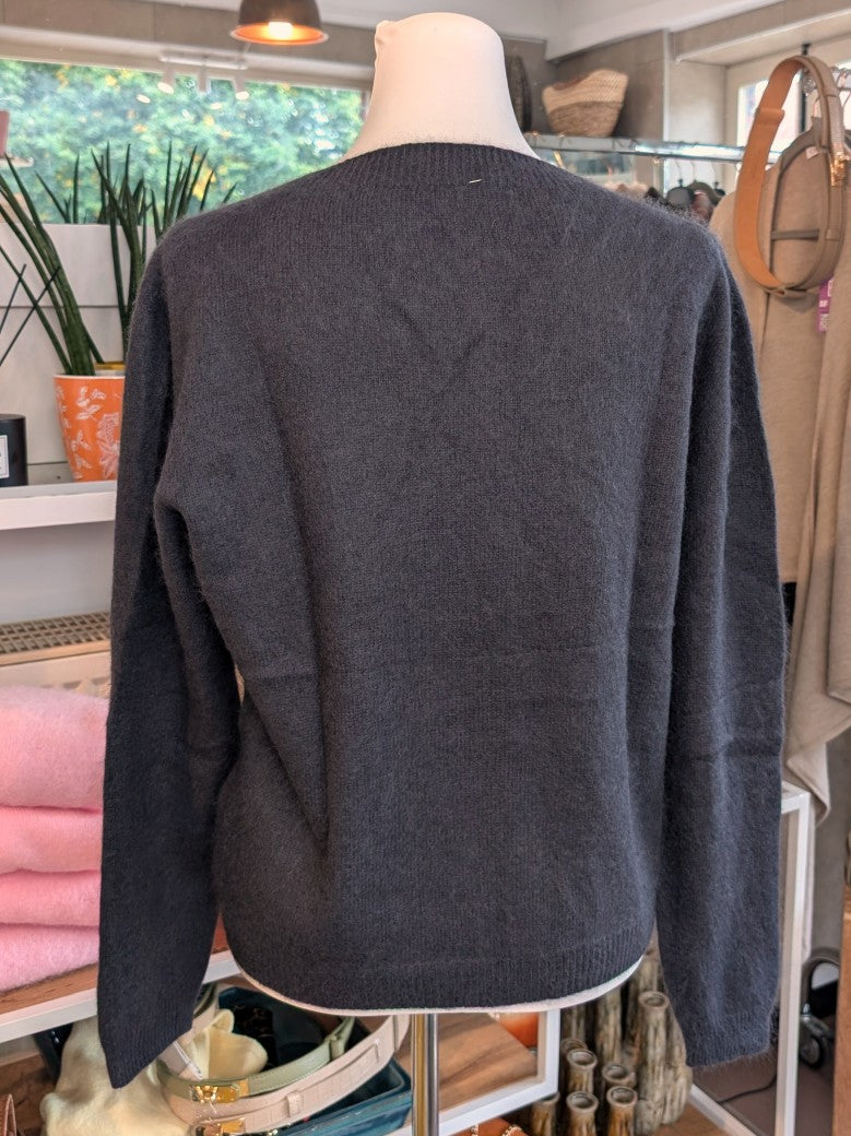 Elegante Strickjacke aus kostbarem Kaschmir Seidenanteil und feiner Wollmischung. Perfektes Layering-Piece aus Premium-Materialien für elegante Looks.