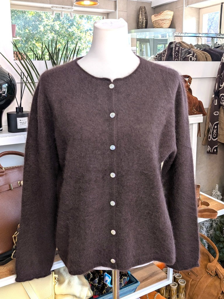 Elegante Strickjacke aus kostbarem Kaschmir mit Seidenanteil und feiner Wollmischung. Perfektes Layering-Piece aus Premium-Materialien für elegante Looks.