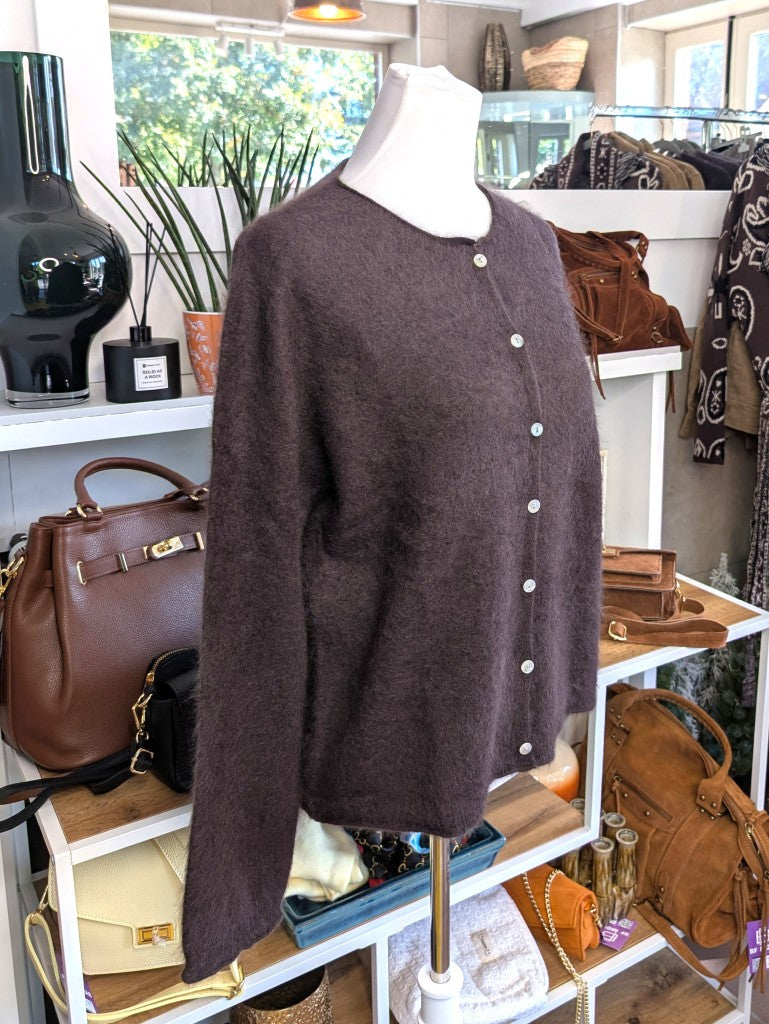 Elegante Strickjacke aus kostbarem Kaschmir mit Seidenanteil und feiner Wollmischung. Perfektes Layering-Piece aus Premium-Materialien für elegante Looks.