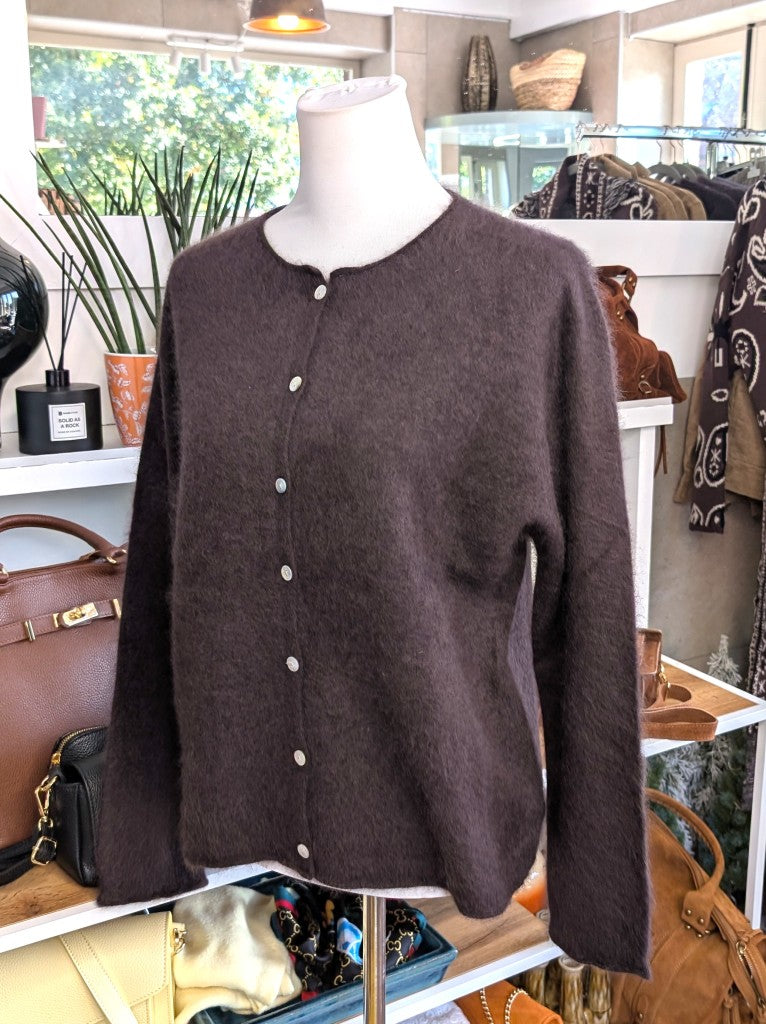 Elegante Strickjacke aus kostbarem Kaschmir mit Seidenanteil und feiner Wollmischung. Perfektes Layering-Piece aus Premium-Materialien für elegante Looks.
