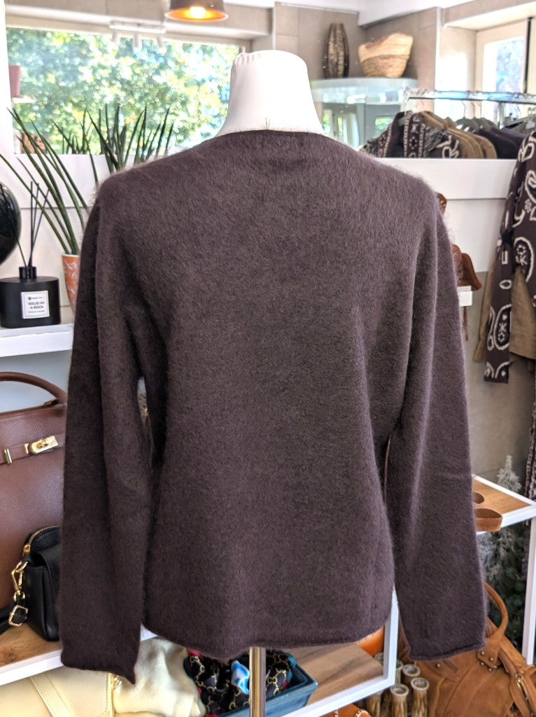 Elegante Strickjacke aus kostbarem Kaschmir mit Seidenanteil und feiner Wollmischung. Perfektes Layering-Piece aus Premium-Materialien für elegante Looks.
