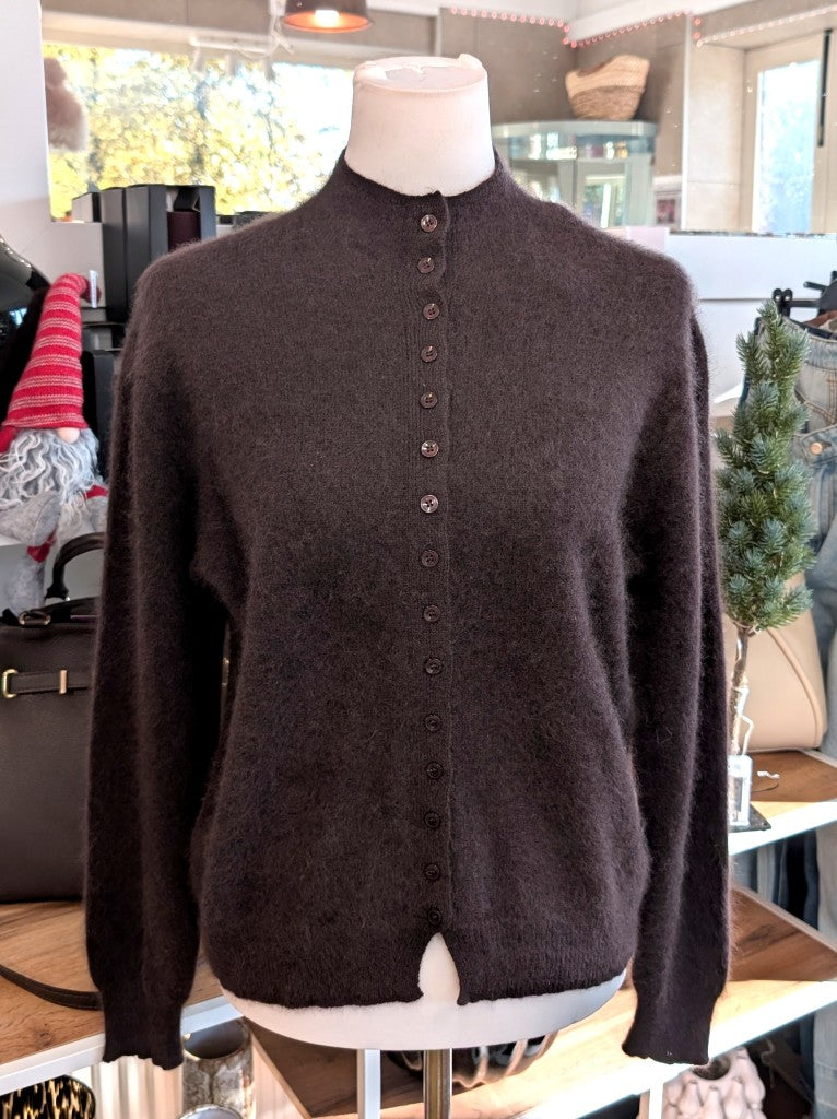 Elegante Strickjacke aus kostbarem Kaschmir mit Seidenanteil und feiner Wollmischung. Perfektes Layering-Piece aus Premium-Materialien für elegante Looks.
