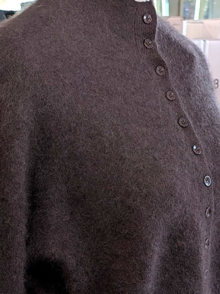Elegante Strickjacke aus kostbarem Kaschmir mit Seidenanteil und feiner Wollmischung. Perfektes Layering-Piece aus Premium-Materialien für elegante Looks.