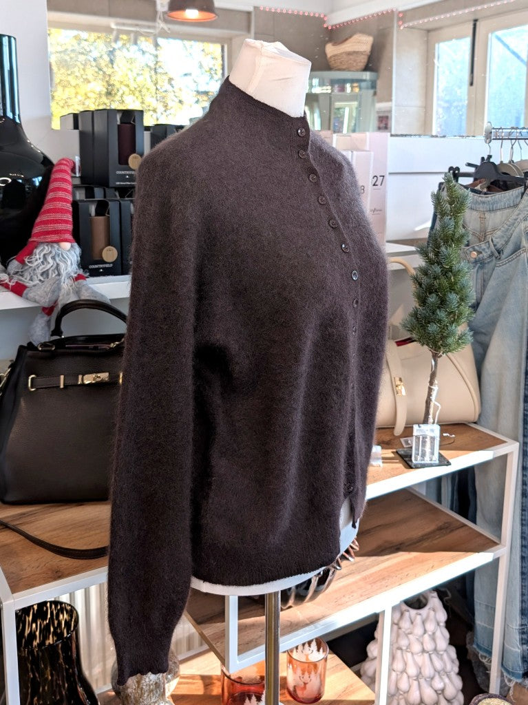 Elegante Strickjacke aus kostbarem Kaschmir mit Seidenanteil und feiner Wollmischung. Perfektes Layering-Piece aus Premium-Materialien für elegante Looks.