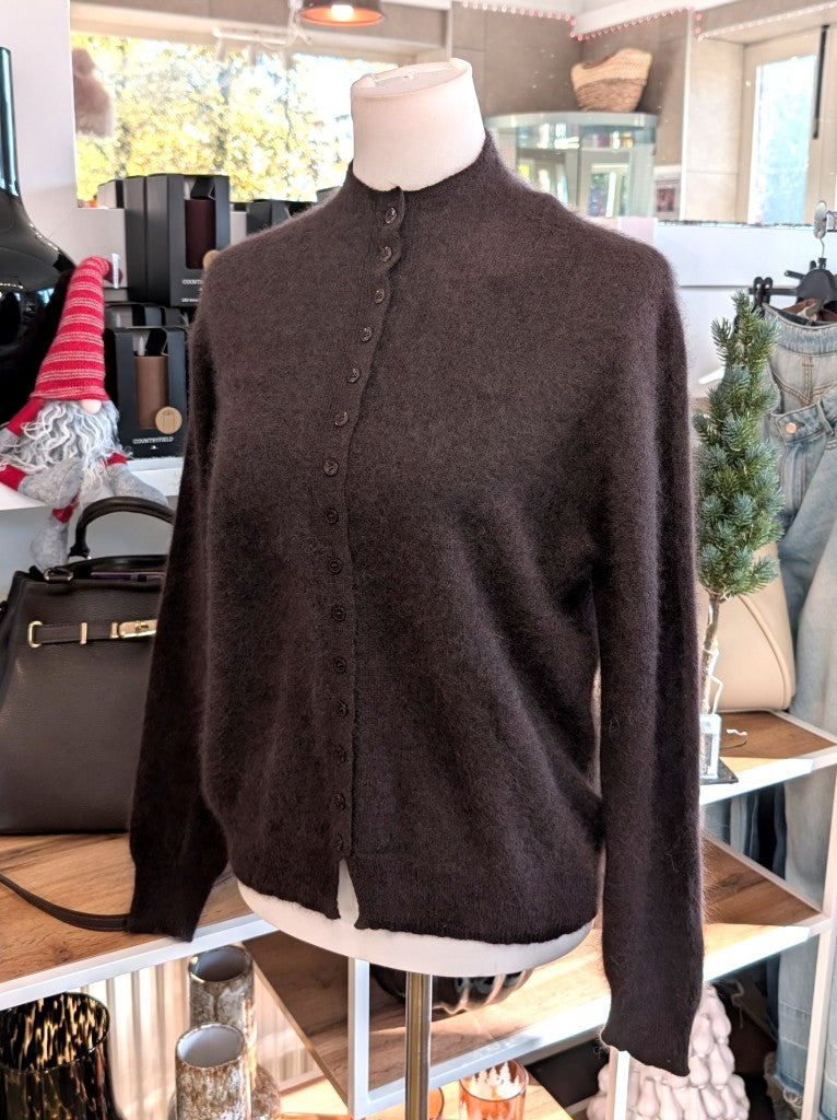 Elegante Strickjacke aus kostbarem Kaschmir mit Seidenanteil und feiner Wollmischung. Perfektes Layering-Piece aus Premium-Materialien für elegante Looks.