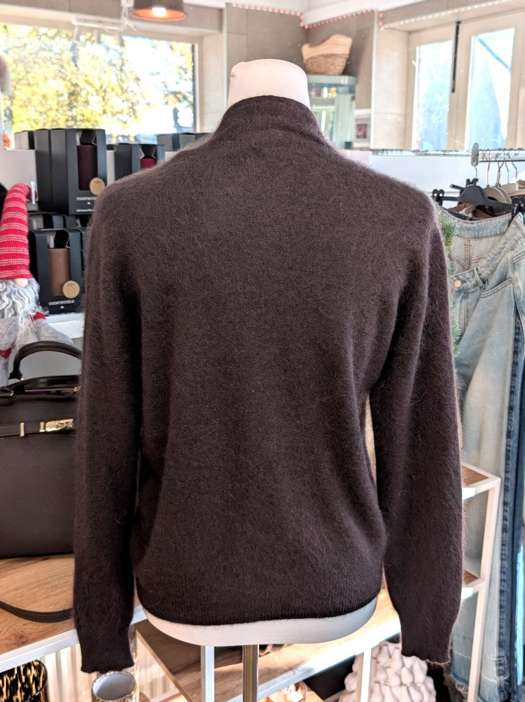 Elegante Strickjacke aus kostbarem Kaschmir mit Seidenanteil und feiner Wollmischung. Perfektes Layering-Piece aus Premium-Materialien für elegante Looks.