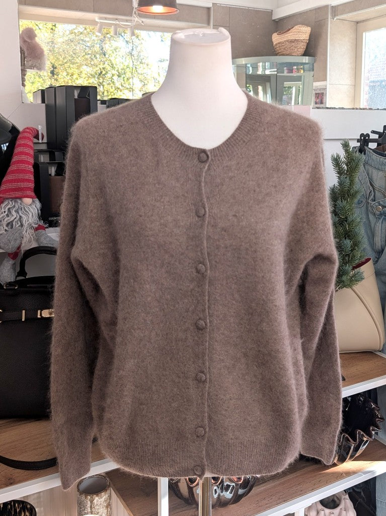 Elegante Strickjacke aus kostbarem Kaschmir mit Seidenanteil und feiner Wollmischung. Perfektes Layering-Piece aus Premium-Materialien für elegante Looks.