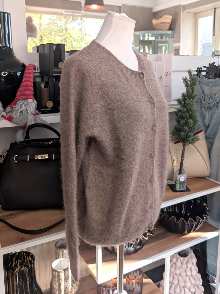Elegante Strickjacke aus kostbarem Kaschmir mit Seidenanteil und feiner Wollmischung. Perfektes Layering-Piece aus Premium-Materialien für elegante Looks.