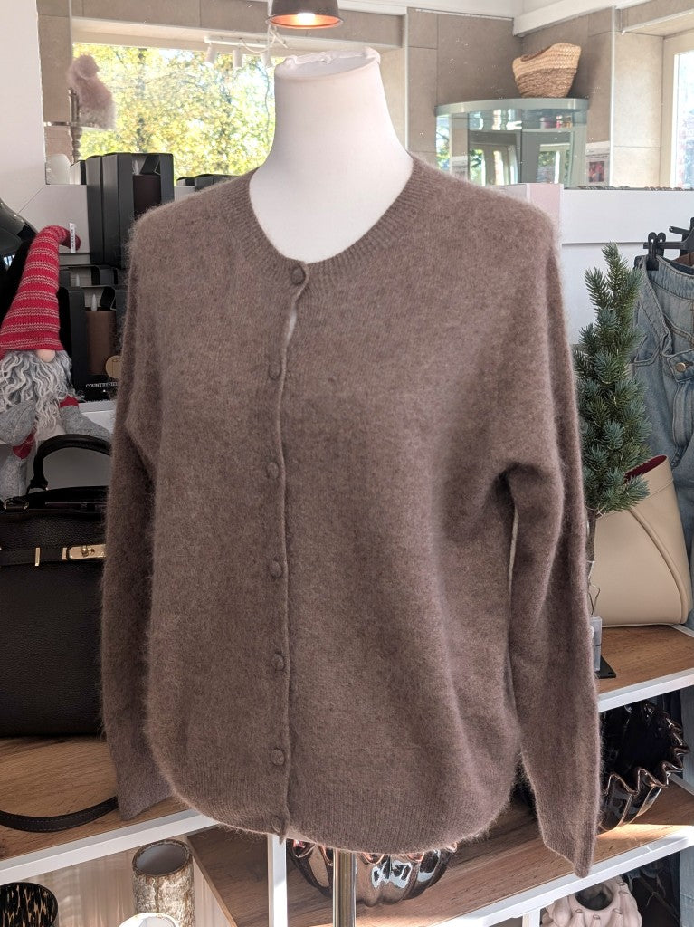 Elegante Strickjacke aus kostbarem Kaschmir mit Seidenanteil und feiner Wollmischung. Perfektes Layering-Piece aus Premium-Materialien für elegante Looks.