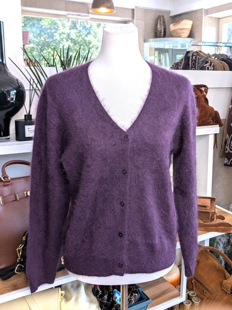 Elegante Strickjacke aus kostbarem Kaschmir mit Seidenanteil und feiner Wollmischung. Perfektes Layering-Piece aus Premium-Materialien für elegante Looks.