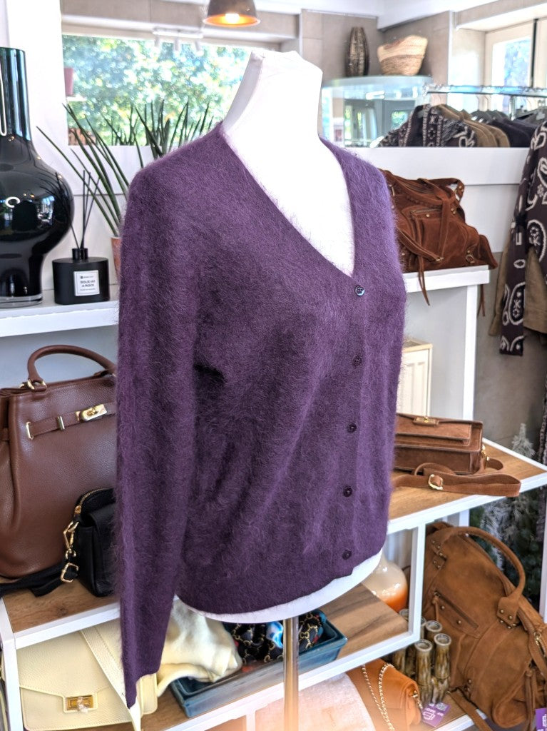 Elegante Strickjacke aus kostbarem Kaschmir mit Seidenanteil und feiner Wollmischung. Perfektes Layering-Piece aus Premium-Materialien für elegante Looks.