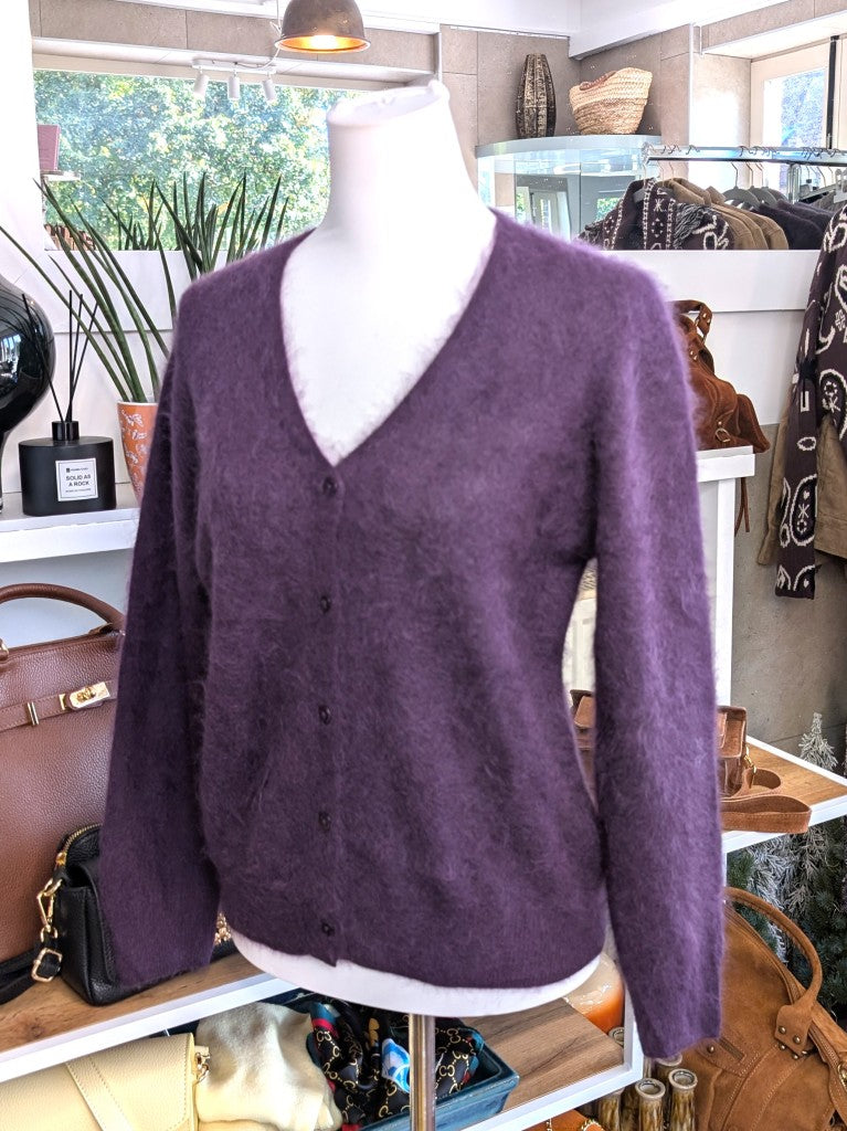 Elegante Strickjacke aus kostbarem Kaschmir mit Seidenanteil und feiner Wollmischung. Perfektes Layering-Piece aus Premium-Materialien für elegante Looks.