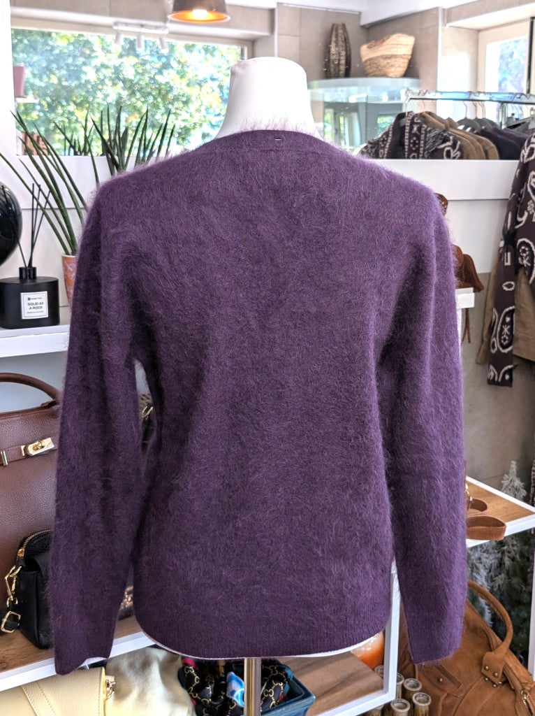 Elegante Strickjacke aus kostbarem Kaschmir mit Seidenanteil und feiner Wollmischung. Perfektes Layering-Piece aus Premium-Materialien für elegante Looks.