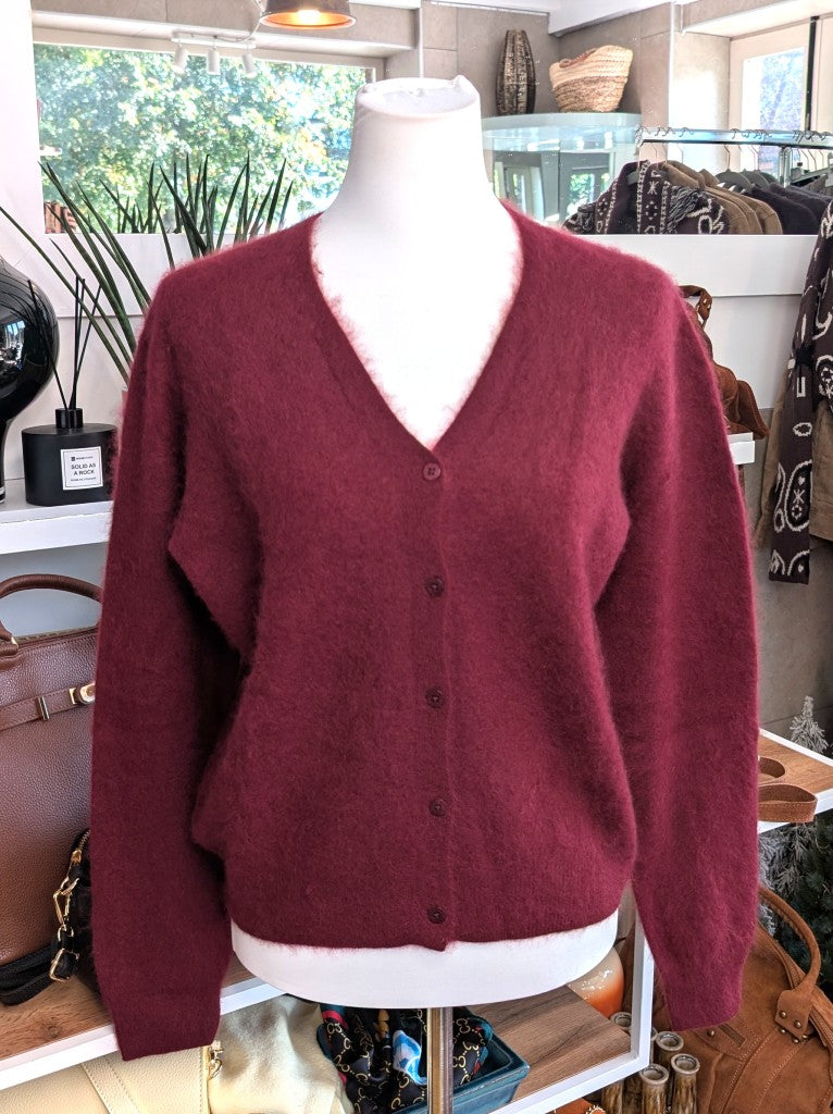 Elegante Strickjacke aus kostbarem Kaschmir mit Seidenanteil und feiner Wollmischung. Perfektes Layering-Piece aus Premium-Materialien für elegante Looks.