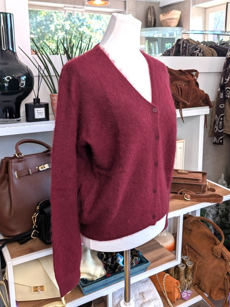 Elegante Strickjacke aus kostbarem Kaschmir mit Seidenanteil und feiner Wollmischung. Perfektes Layering-Piece aus Premium-Materialien für elegante Looks.